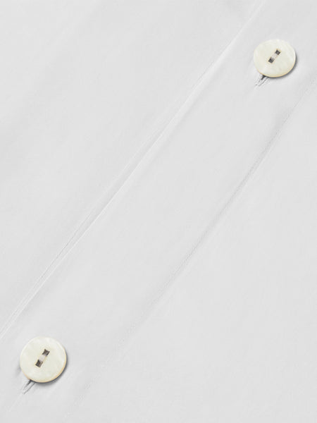 An elegant Signature White-colored duvet with a button closure.