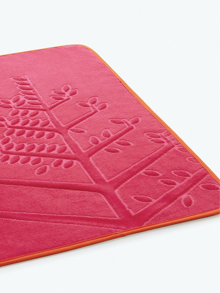 Soft and absorbent hooded towel in "Coral Reef Pink" with a detailed embroidered Four Seasons logo.